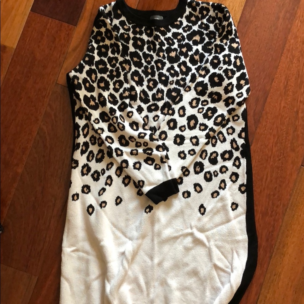 Vince camuto leopard tunic sweater